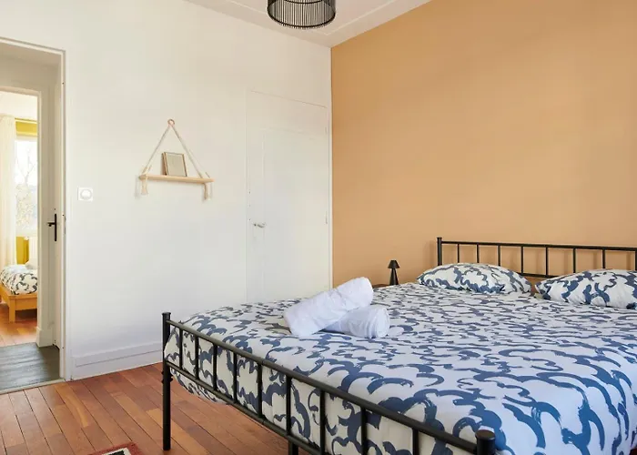 Les Quais, La Gare, La Ville, à Pied !