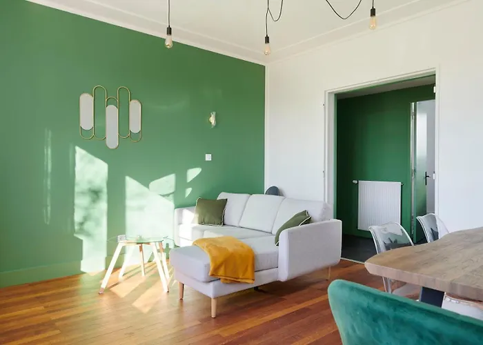 Les Quais, La Gare, La Ville, à Pied ! *